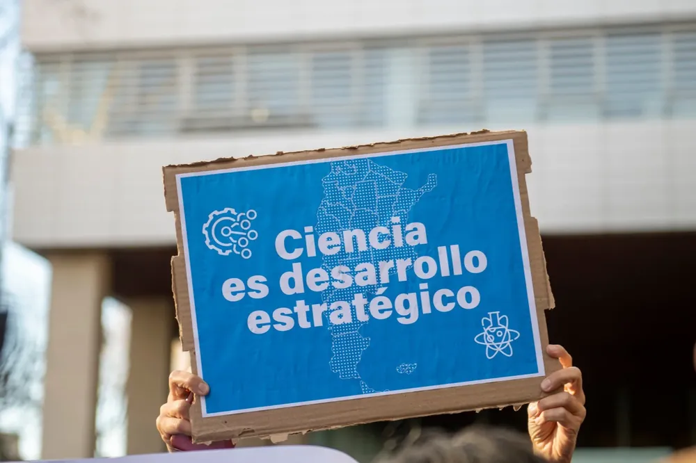 cartel ciencia es desarrollo estrategico